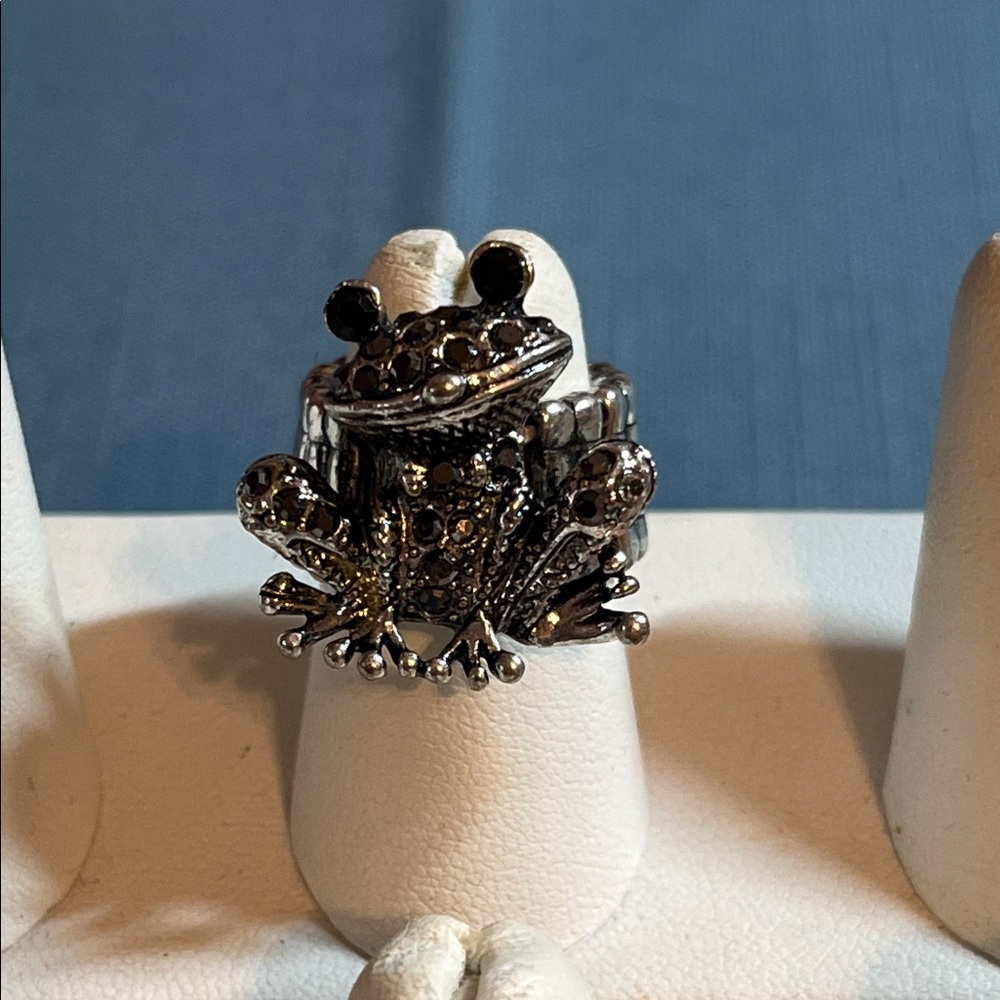Frog stretch ring, silver tone, size 6 to 10, unmarked